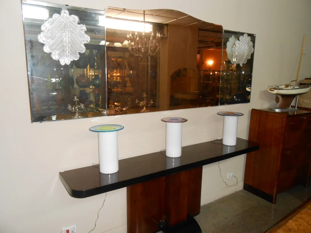 Paire d'appliques anciennes dans un cadre décoratif élégant avec un miroir