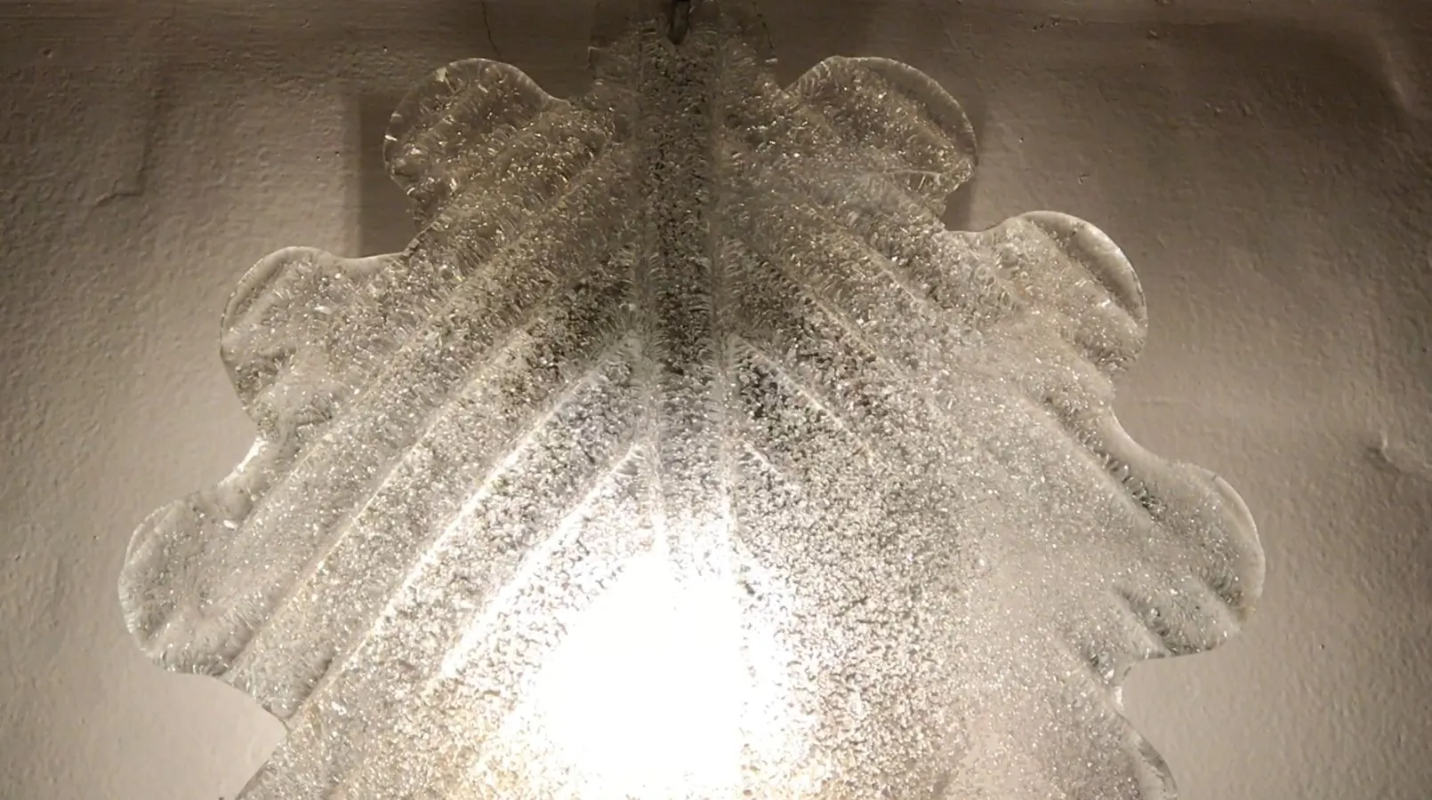 Paire d'appliques diffusant une lumière douce sur fond clair