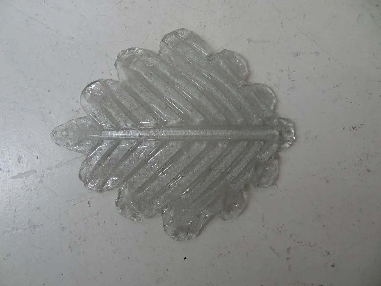 Antiguo par de apliques con diseño en forma de hoja, decorativos.