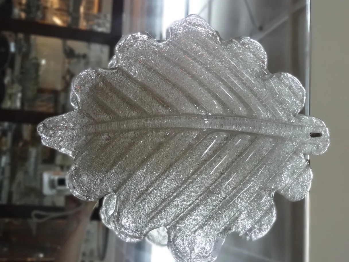 Coppia di applique antiche con design a foglia brillante.