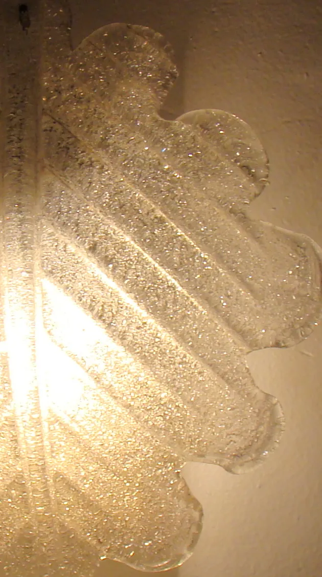 Coppia di applique antiche che offrono una luce calda