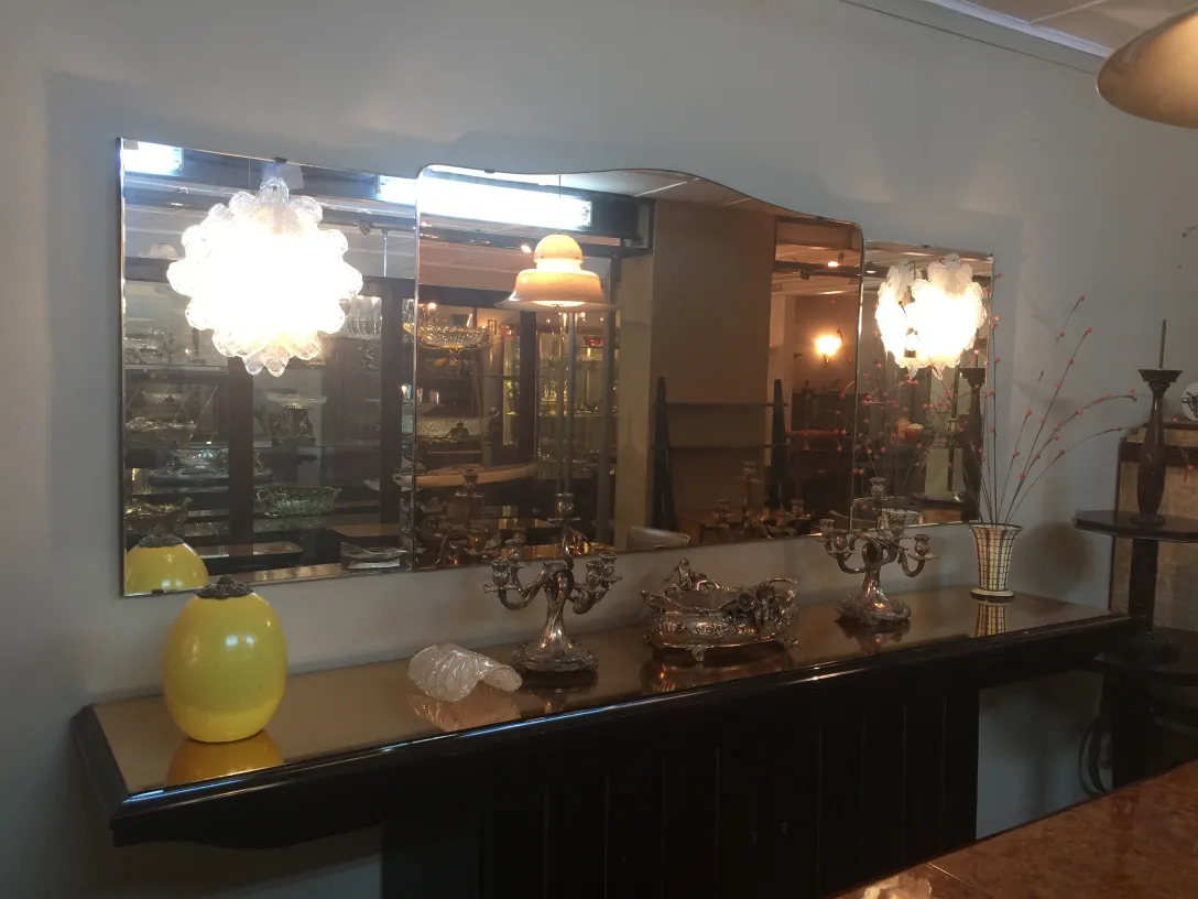 Appliques anciennes avec lumière douce, ambiance élégante.