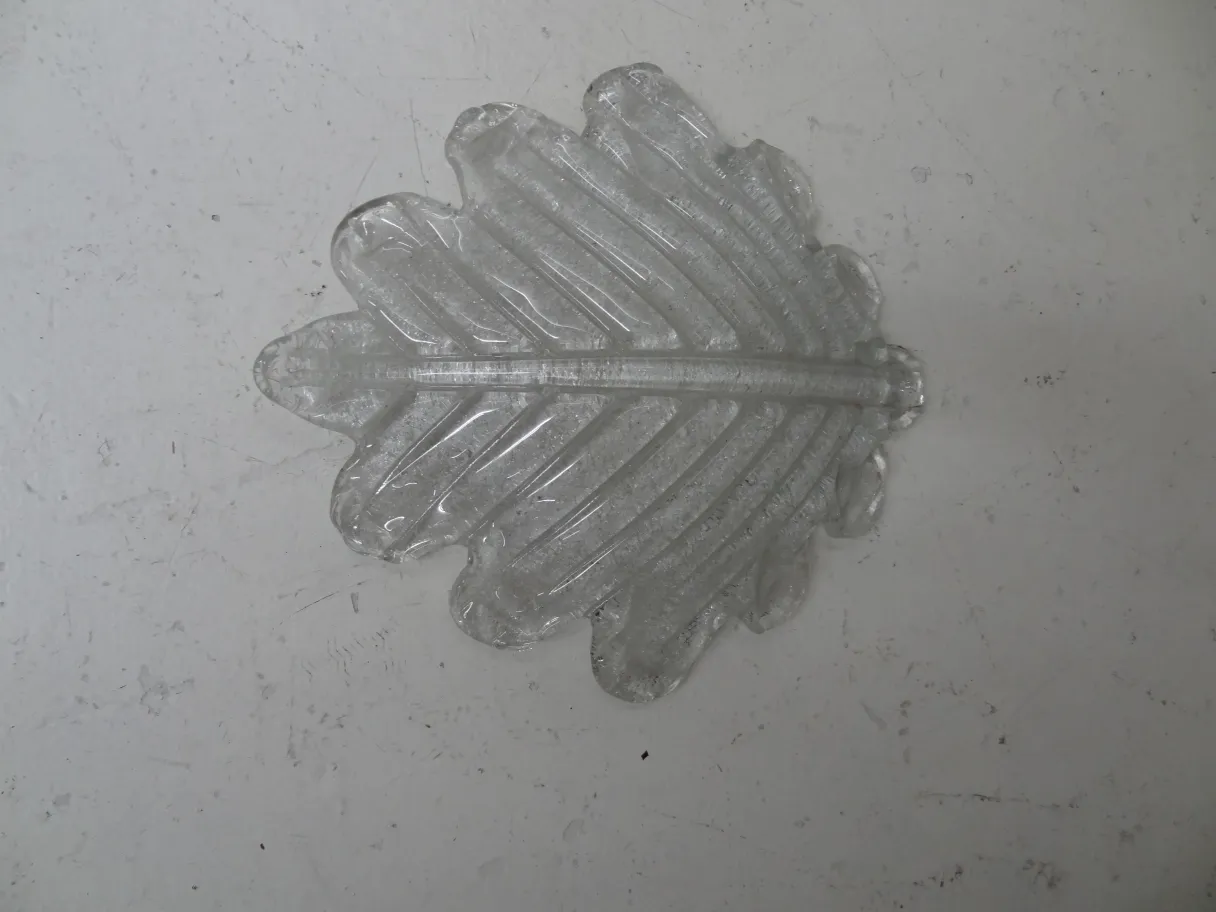 带有透明叶片设计的古董壁灯，完美适用于装饰。