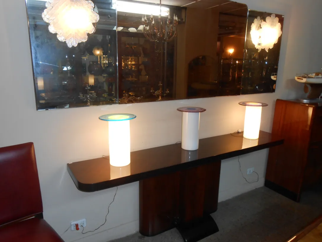 Par de apliques antiguos sobre una mesa, iluminando el entorno