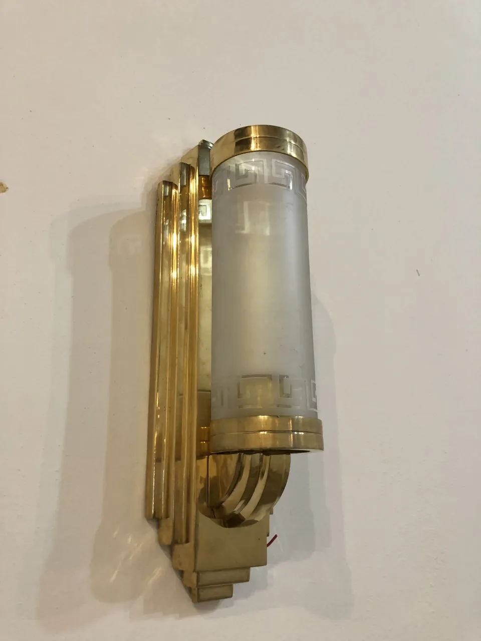 Aplique antiguo de pared con diseño elegante y vidrio blanco mate.