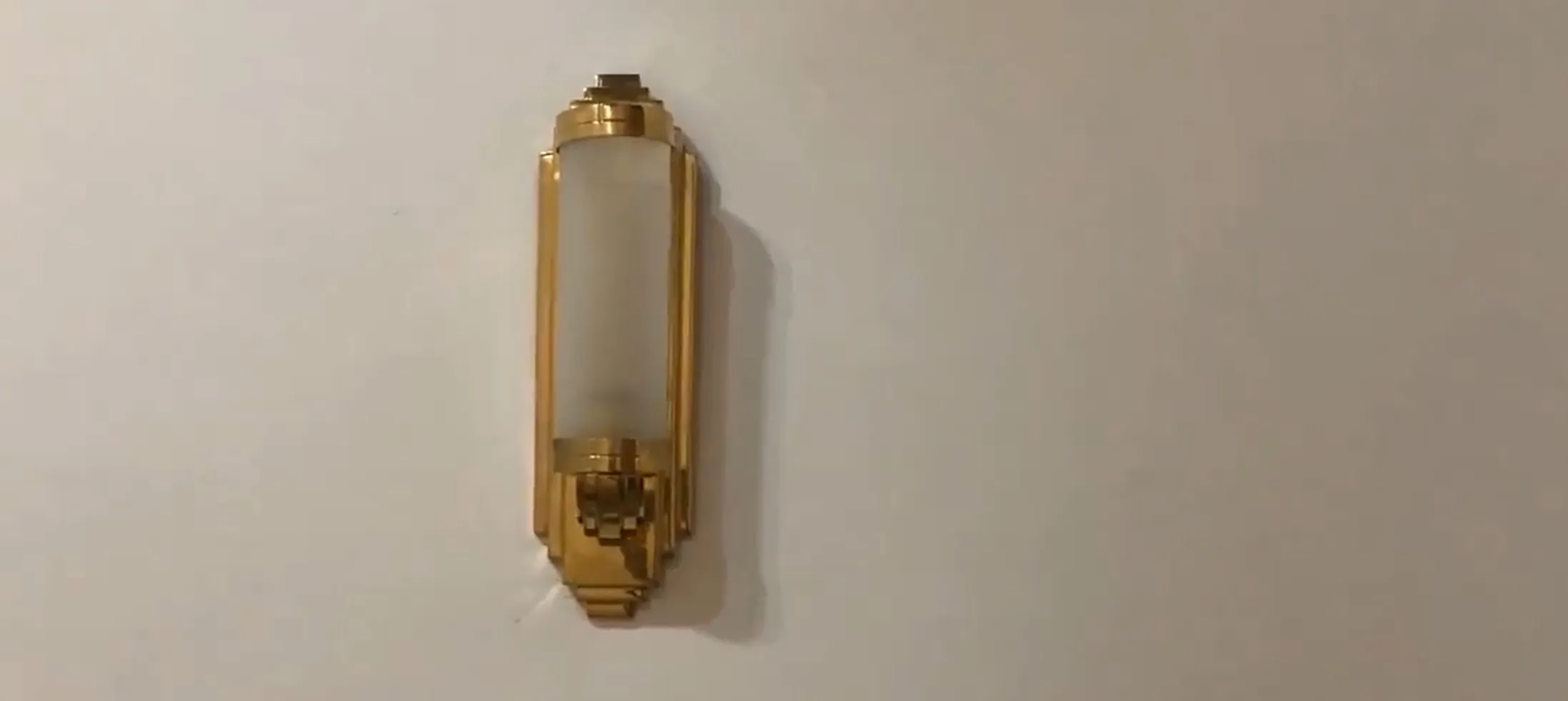 벽에 고정된 우아한 오래된 벽등