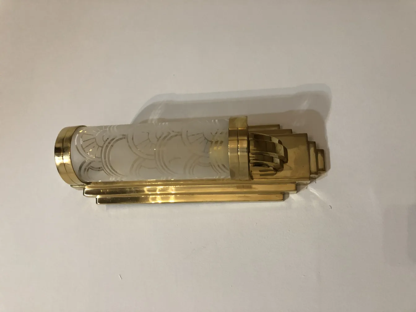 Par de apliques antiguos con detalles dorados y cristal