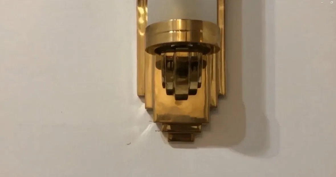 Paire d'appliques anciennes avec une finition dorée, élégantes et brillantes, parfaites pour la décoration intérieure.