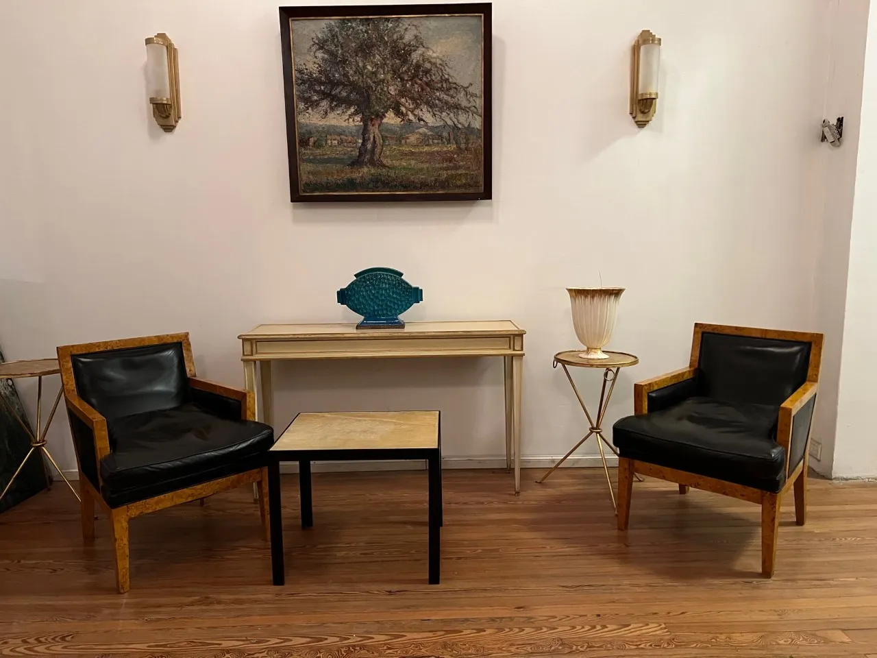 Par de apliques antigos em uma sala elegante com cadeiras de couro