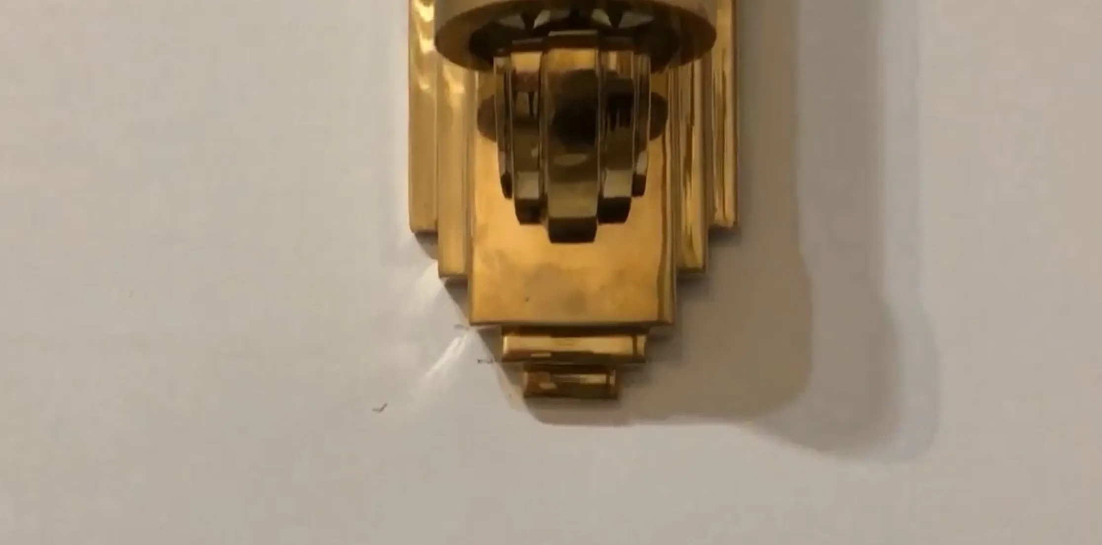 Hermosa pareja de apliques antiguos, brillo dorado en la pared