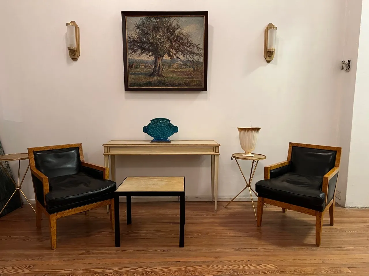 Apliques antigos em um ambiente sofisticado com móveis modernos.