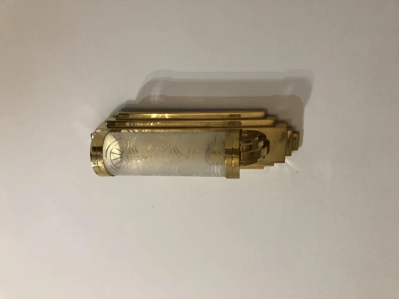 細やかな装飾的なディテールを持つ古いウォールランプのペア