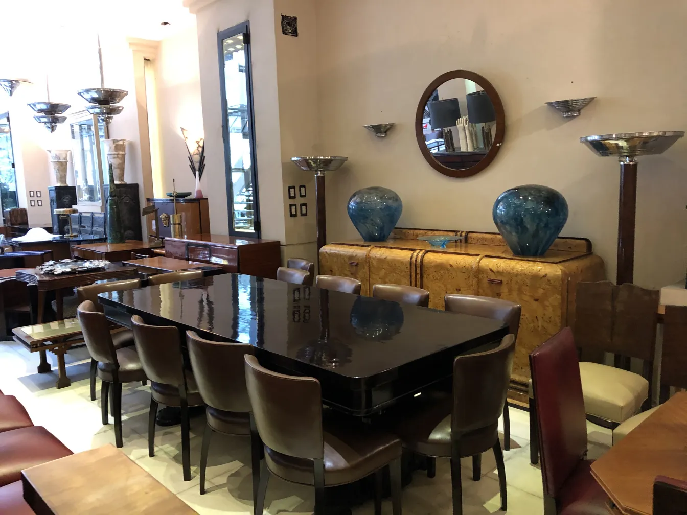 Par de luminárias de parede antigas com design elegante, embelezando o ambiente interno com móveis clássicos.