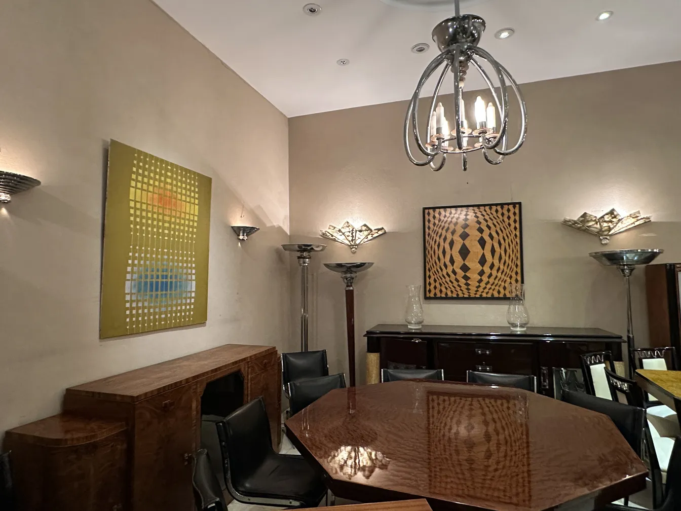 Apliques antigos em uma sala elegante, com decoração moderna.