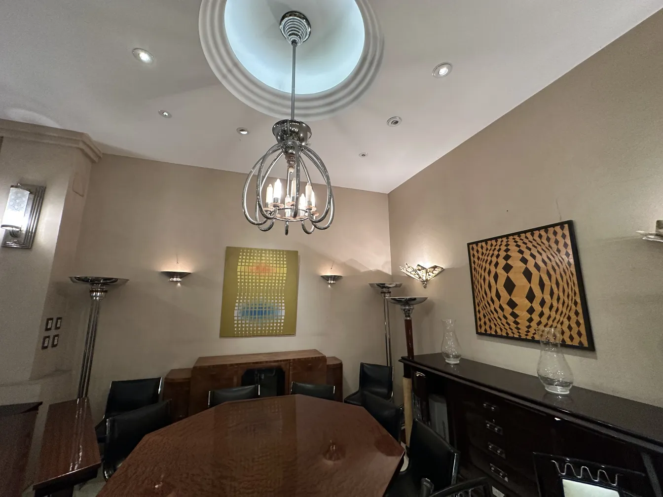 Par de apliques antiguos con diseño elegante, emitiendo luz cálida.