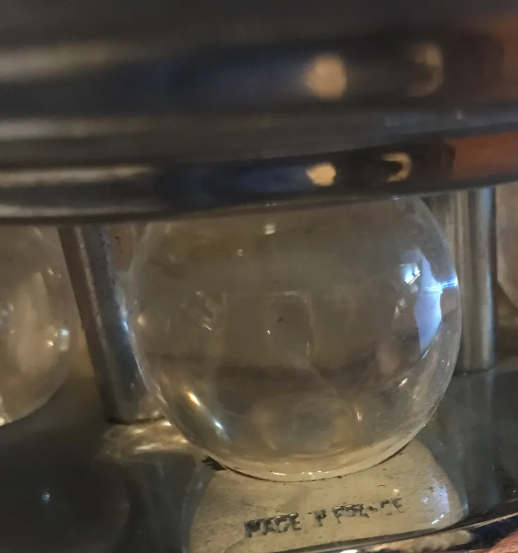 Paar antiker Glas-Wandleuchten mit sichtbaren dekorativen Details.