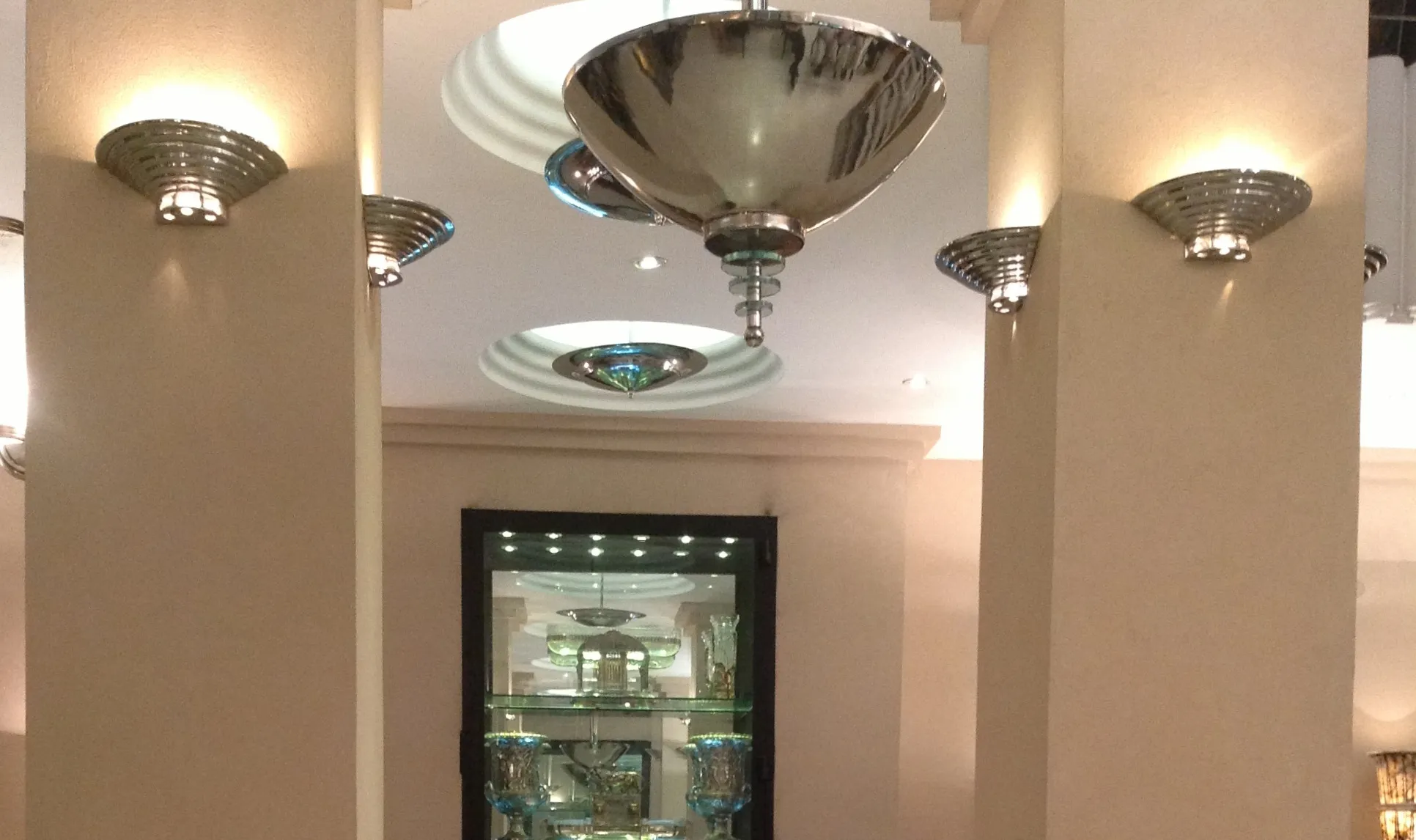 Par de apliques antiguos con diseño elegante y luz suave