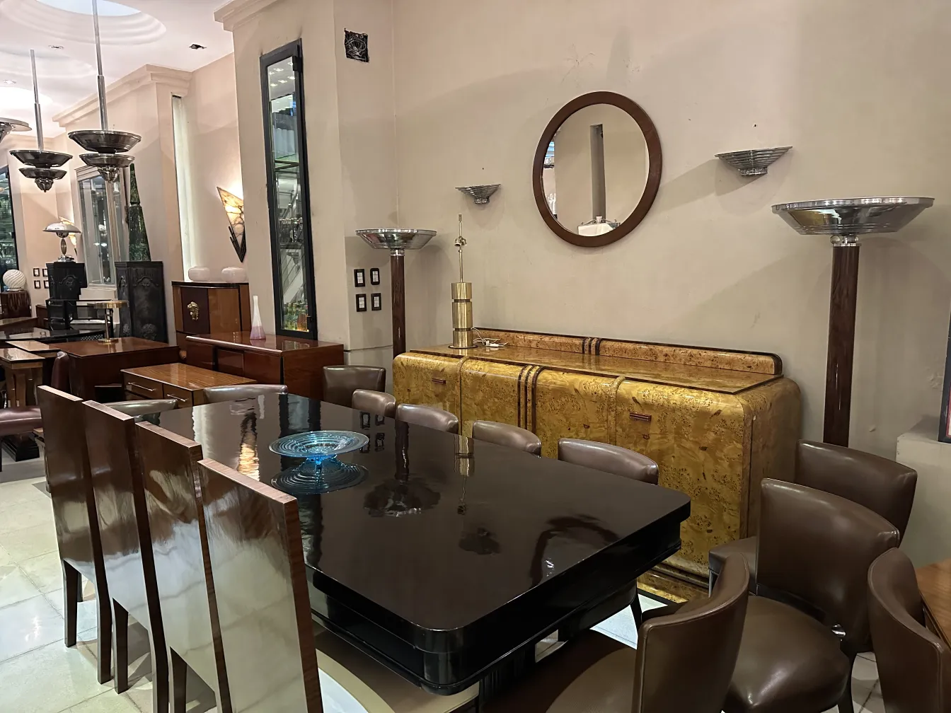 Paire d'appliques anciennes dans un ensemble élégant avec mobilier