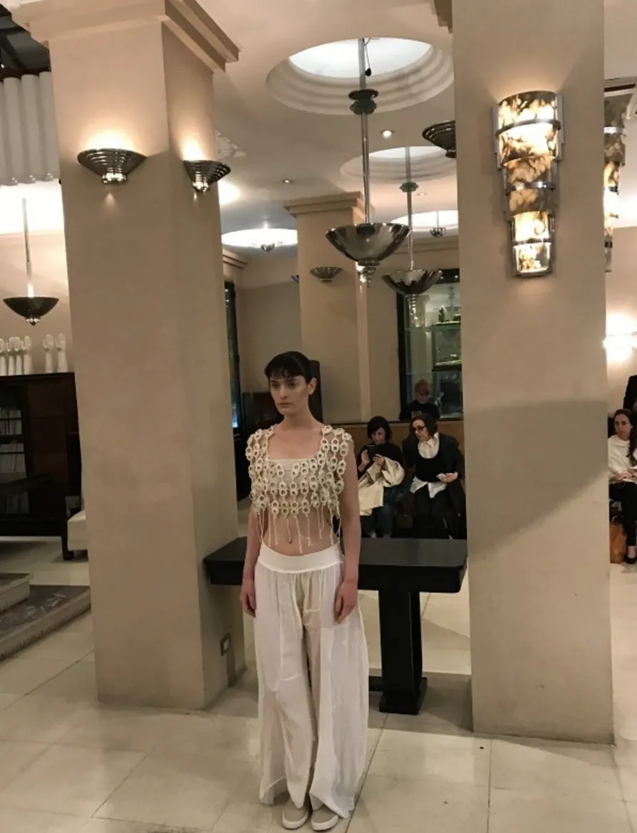 Par de apliques antiguos en un ambiente elegante, con luz suave.