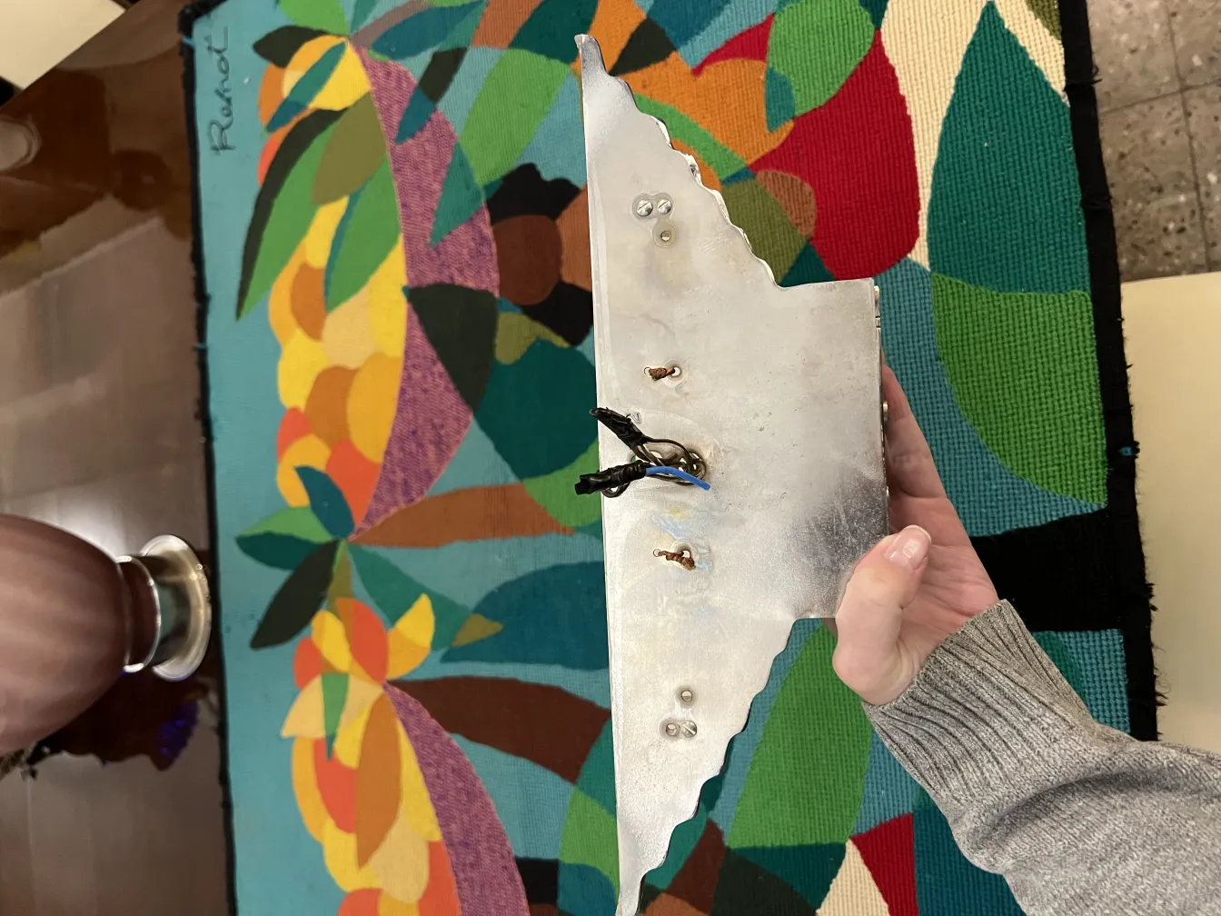 पुराने-स्कोनस-की-जोड़ी-विशिष्ट-डिजाइन-के-साथ-रंगीन-पार्श्वभूमि-में