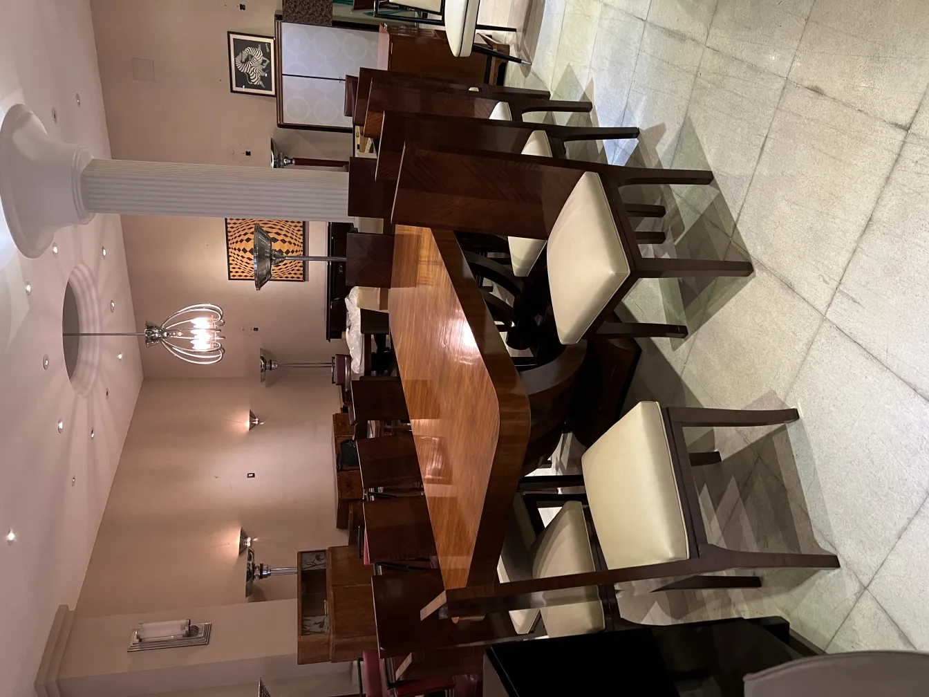 Par de apliques antiguos con un estilo decorativo en el ambiente