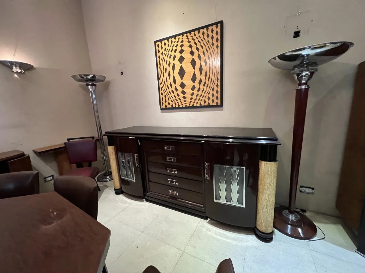 Par de luminárias de parede antigas com design elegante em um ambiente contemporâneo.