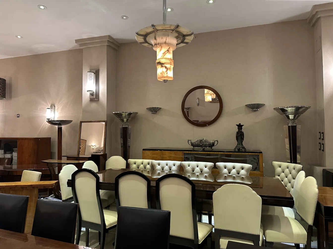 Coppia di applique antiche con illuminazione calda, design moderno.