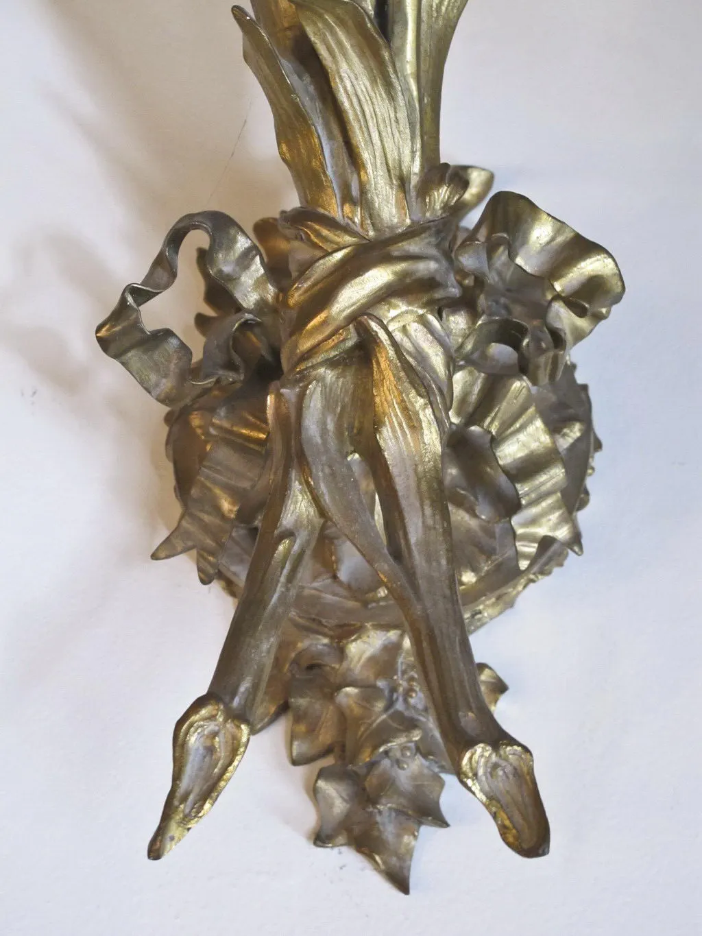 Пара антикварных бра с органическим текстурированным дизайном.