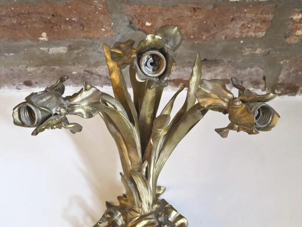 古老的花形壁灯，优雅的风格，配有砖墙背景。