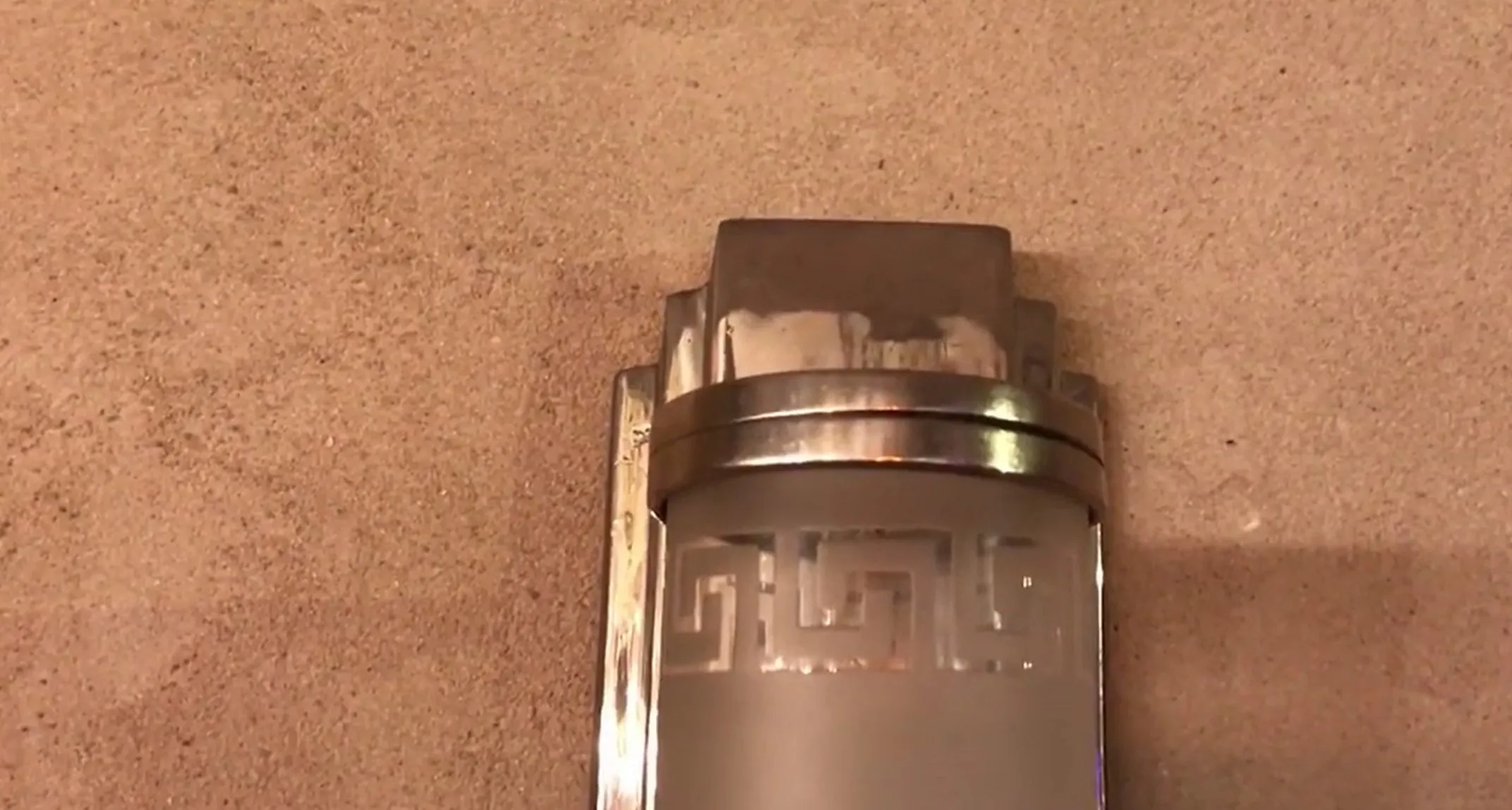 장식적인 디자인의 고대 벽등 한 쌍, 베이지색 배경에.