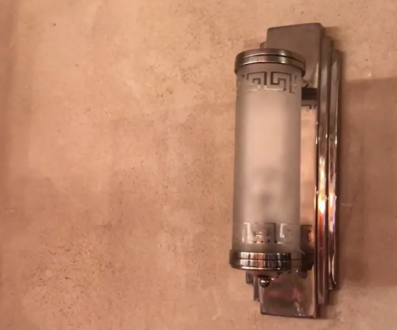 Par de luminárias de parede antigas com acabamento clássico