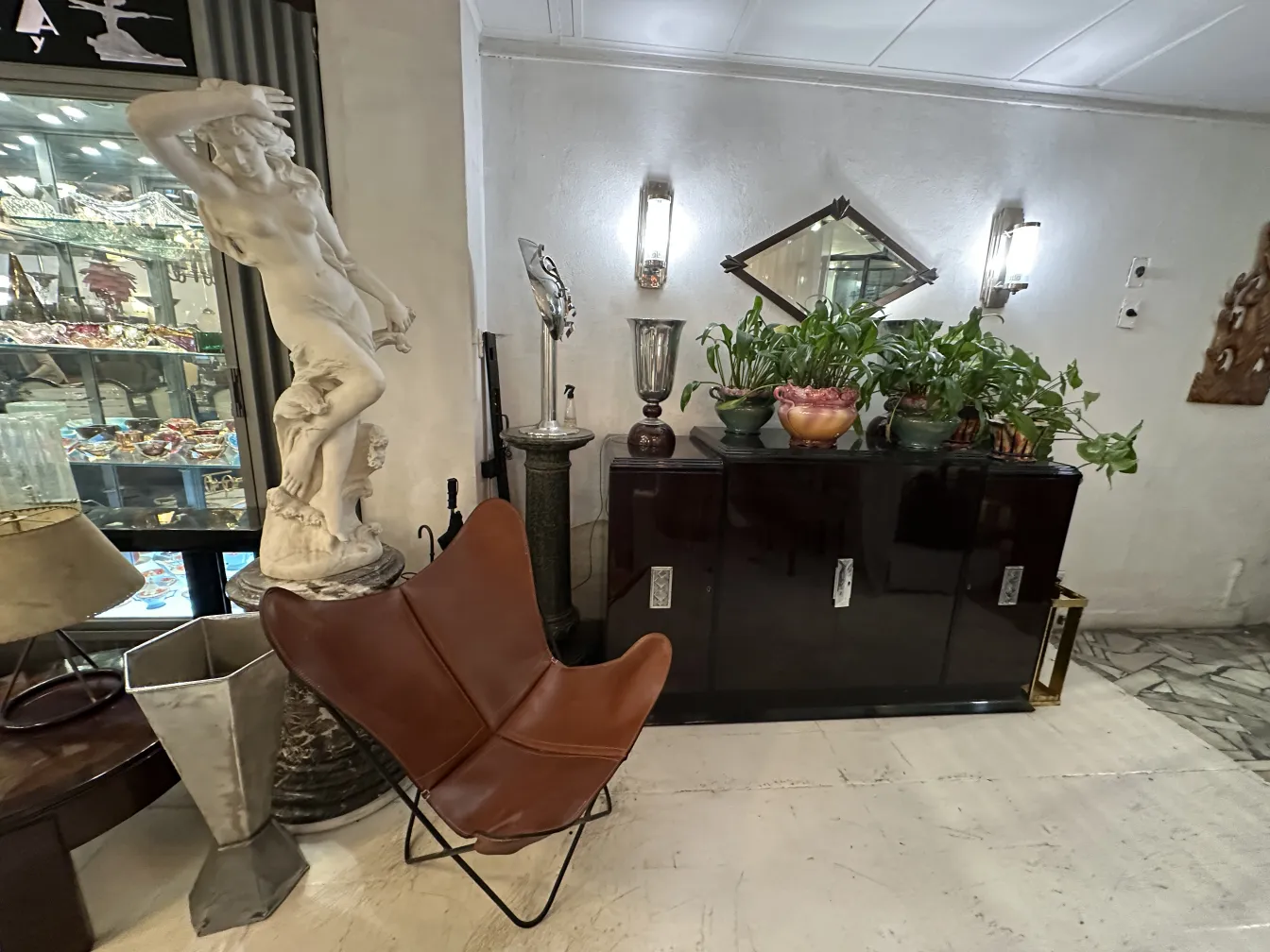 Un par de apliques antiguos en una habitación decorativa con un estilo elegante.