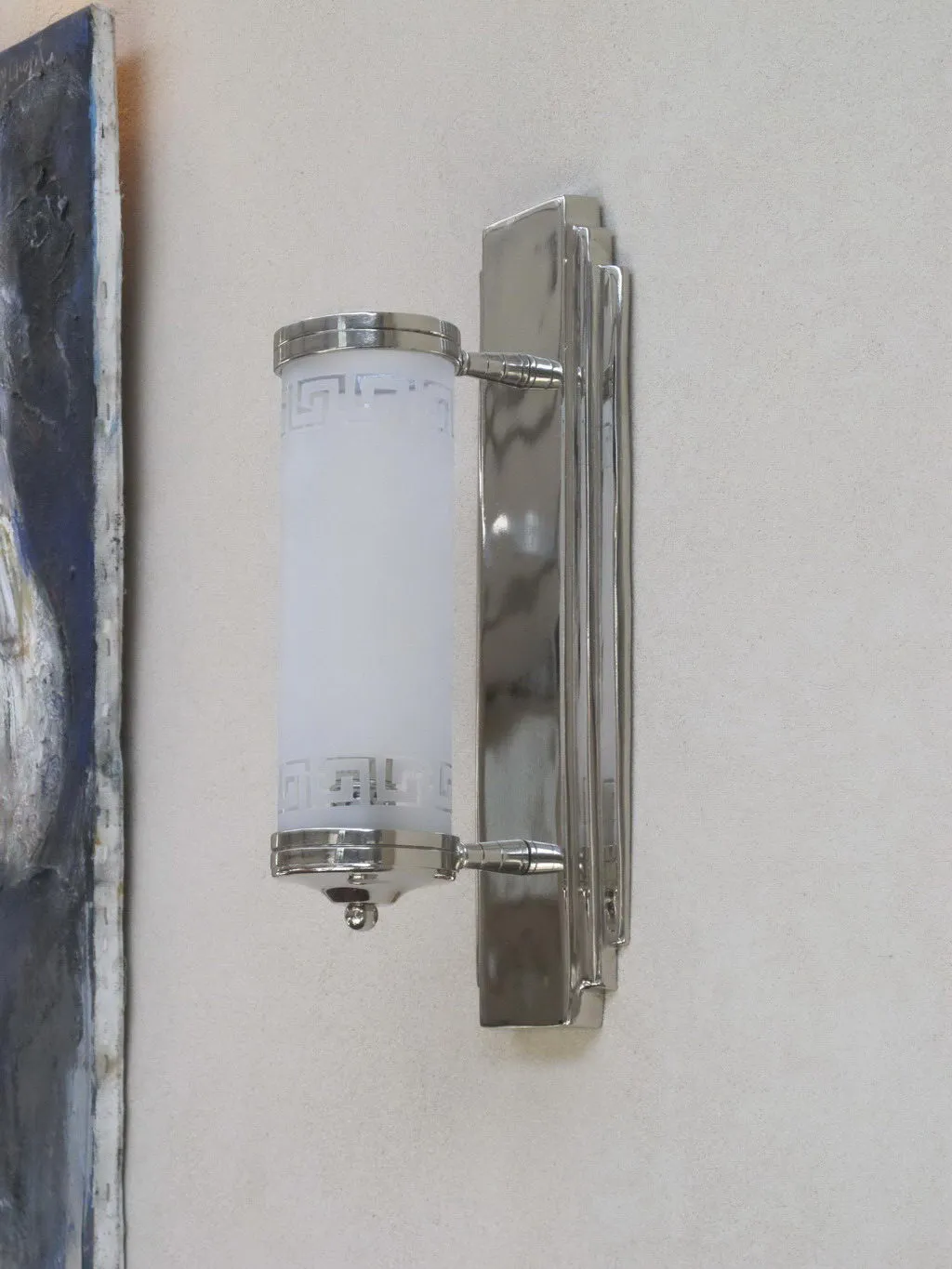 Par de luminárias de parede antigas com câmara branca e moldura metálica, embelezando uma parede suave com arte