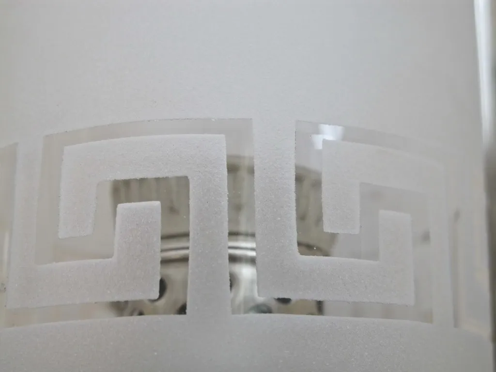 Par de luminárias antigas com elegante design em vidro fosco, ambiente acolhedor.