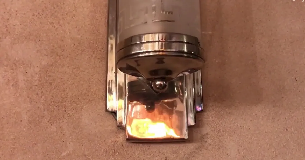 Magnifique paire d'appliques anciennes avec un design élégant, parfaite pour la décoration