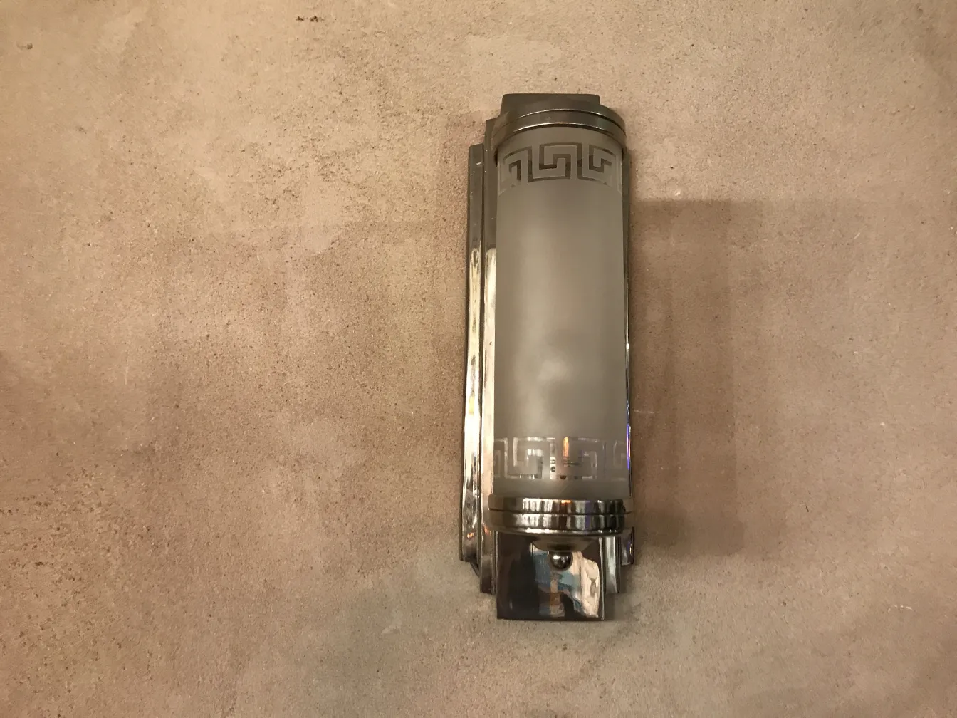 Античный пар бра с элегантным дизайном и металлическими деталями, в теплой обстановке.