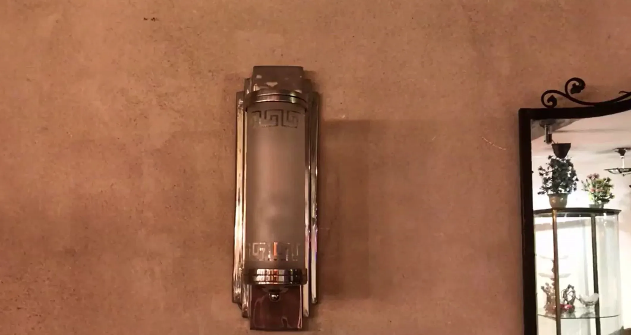 Par de apliques antiguos con diseño clásico en pared