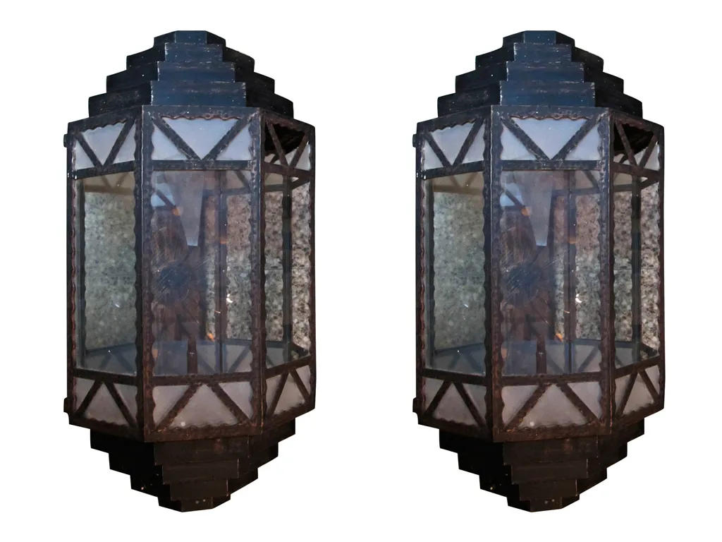 Par de luminárias de parede antigas com design elegante e luz difusa.