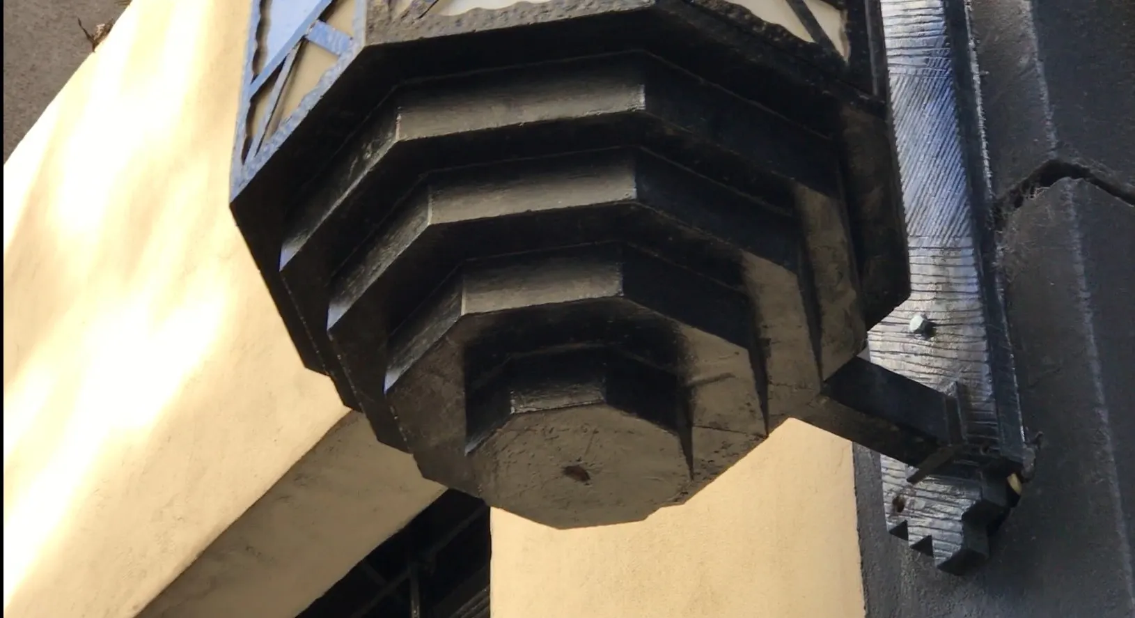 Coppia di applique antiche con design angolare in nero, decorative.