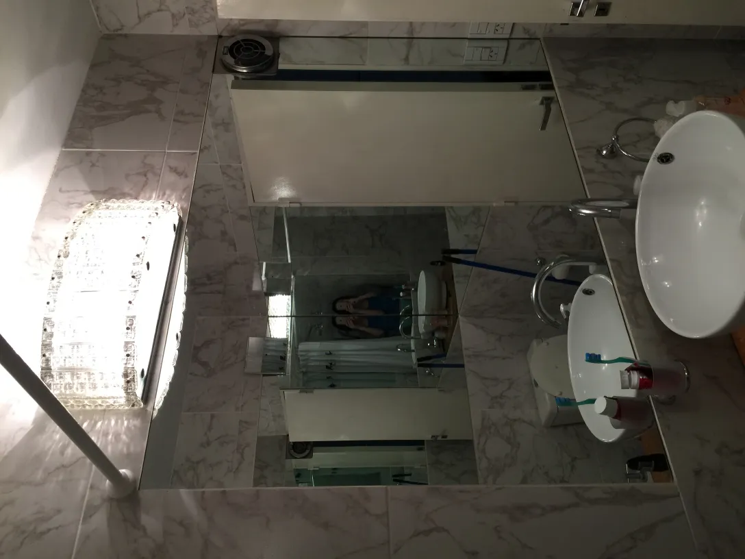 Antiguo par de apliques decorativos en el baño con mármol