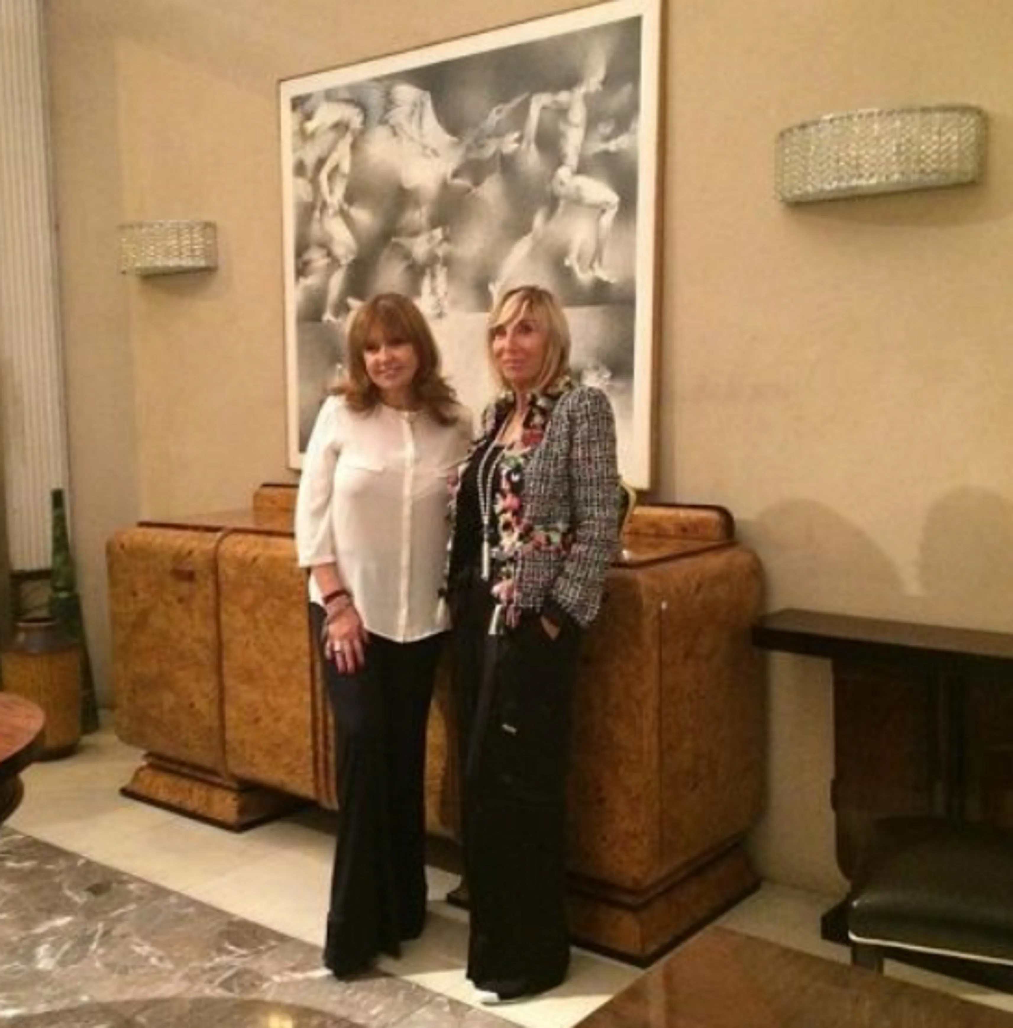 고풍스러운벽등 한 쌍모던 디자인의 우아한 거실에.