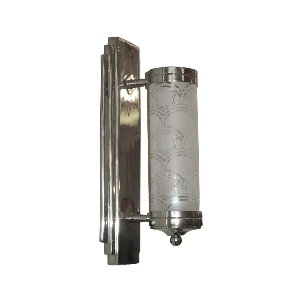 على غرار مصابيح الجدار القديمة بتصميم أنيق وزجاج شفاف