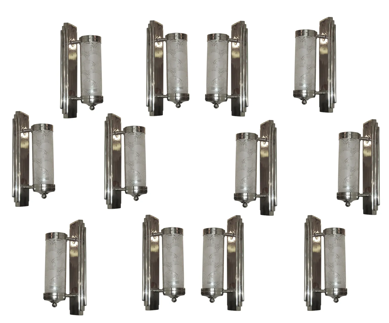 Dos antiguos apliques de pared con estilo decorativo y luz suave.