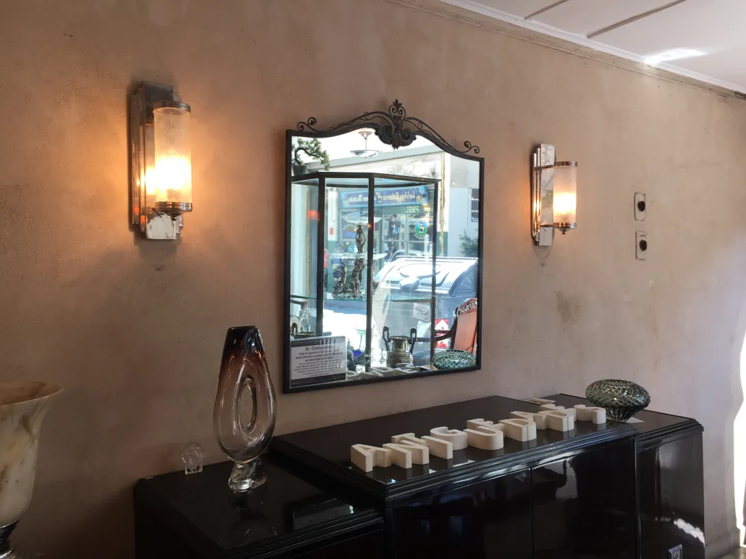 Deux appliques antiques éclairant un miroir élégant