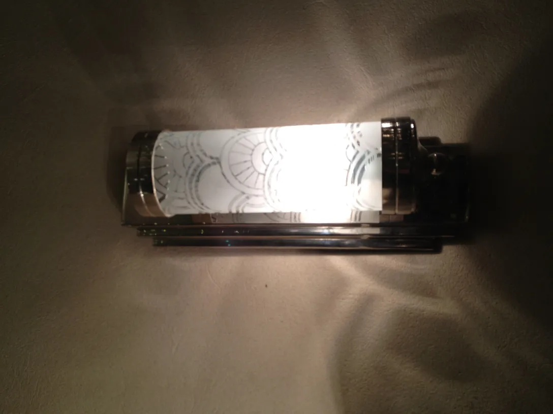 古董壁灯一对，优雅的设计和温暖的光线，适合任何环境的装饰。