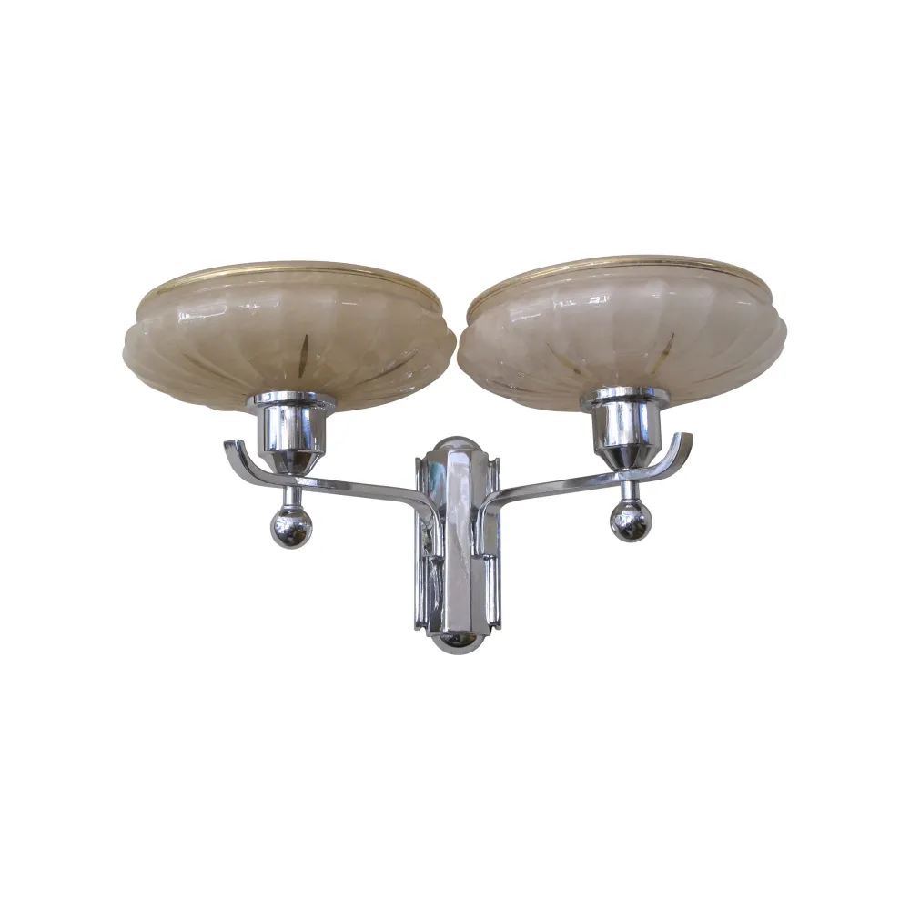 Antiguo par de apliques con dos luces y base cromada