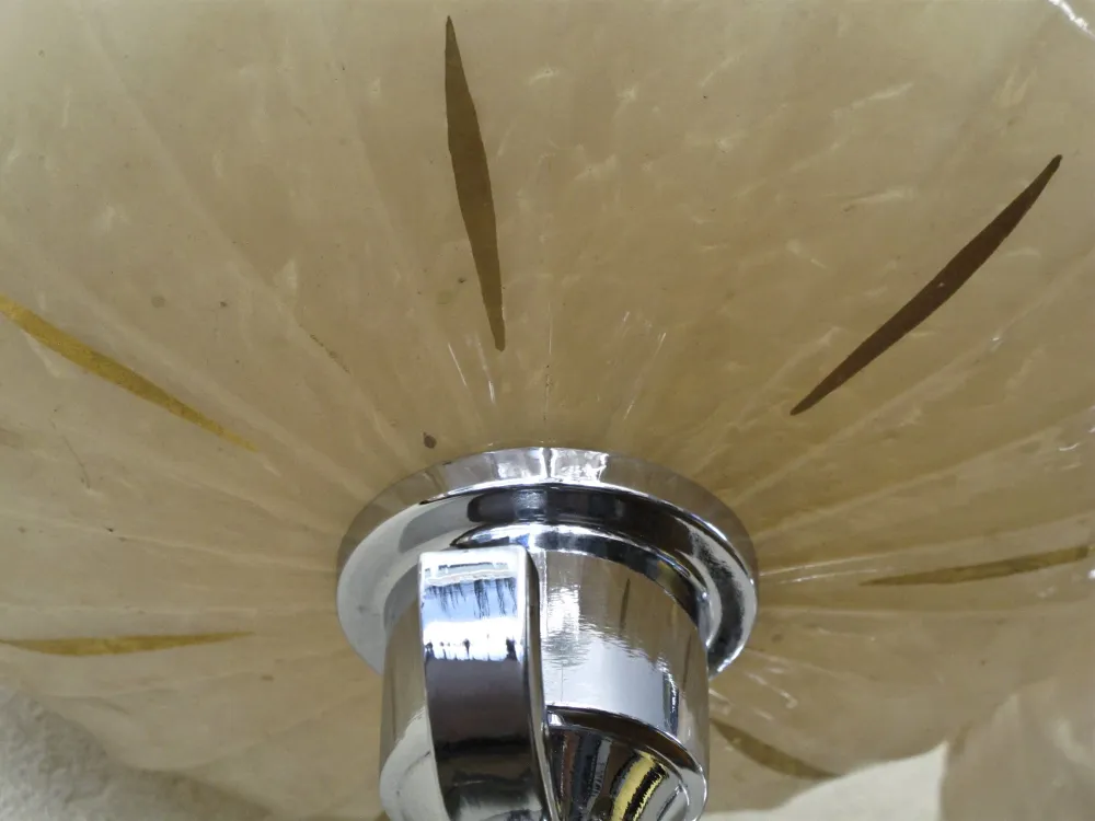 Eleganti applique antiche con dettagli decorativi in oro, ideali per abbellire gli spazi.