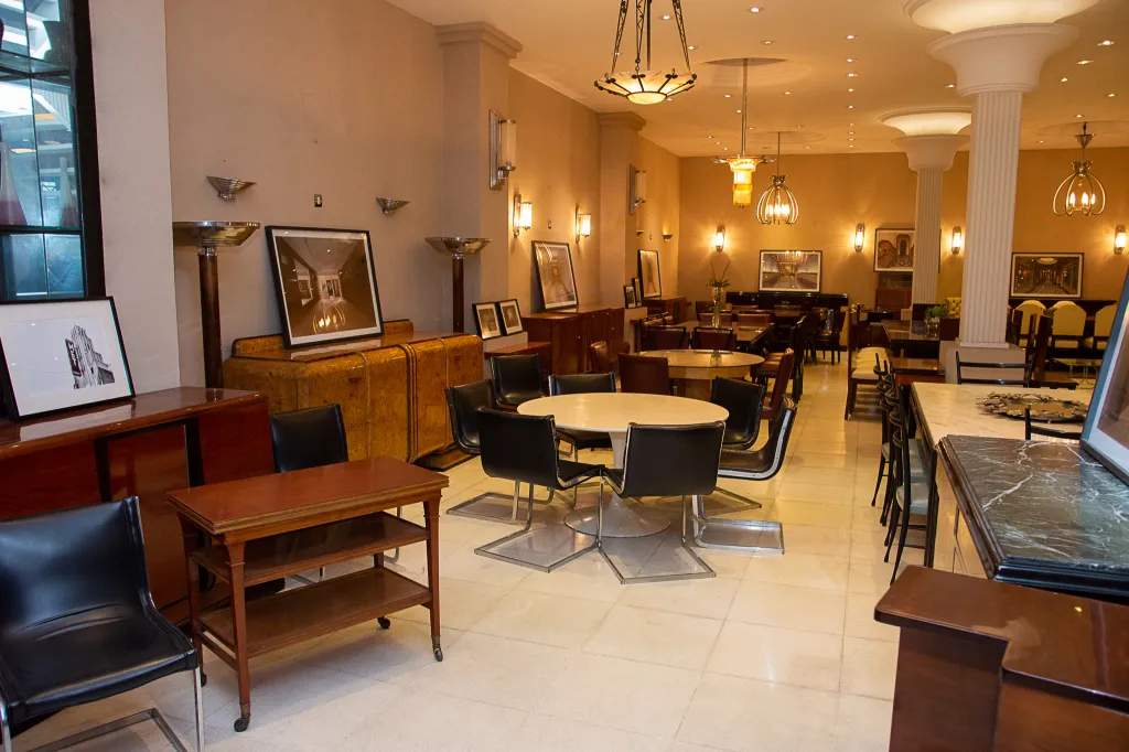 Antiguos apliques de pared en un ambiente elegante.