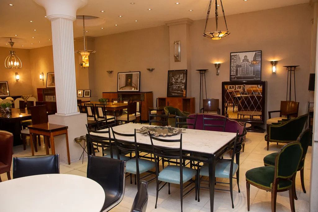 エレガントな部屋にある古いウォールランプのペア