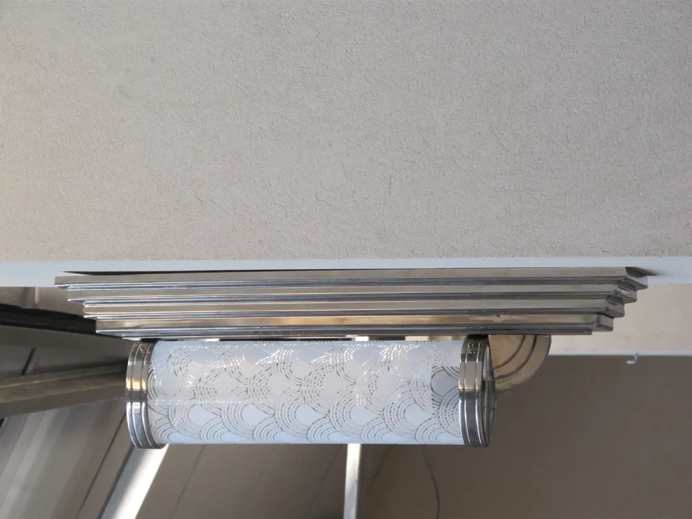 Belas luminárias de parede antigas com design elegante.